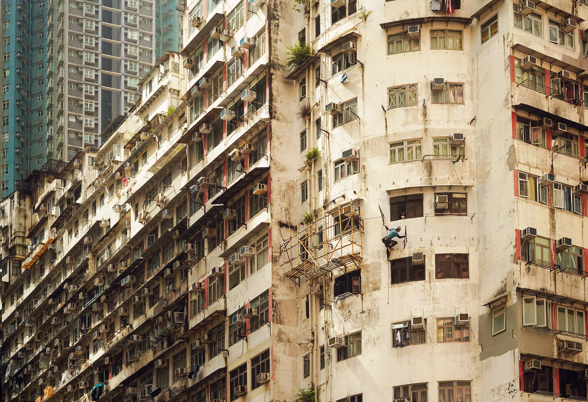 Romain Jacquet-Lagrèze Documents Life at the Top of Hong Kong’s Soaring Architecture — Colossal